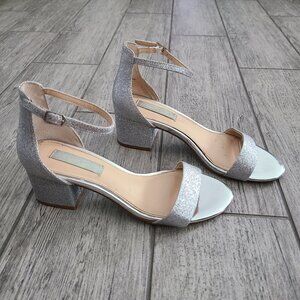 Blue by Betsey Johnson Womens Miri Glitter Dress Sandals silver open toe size 7